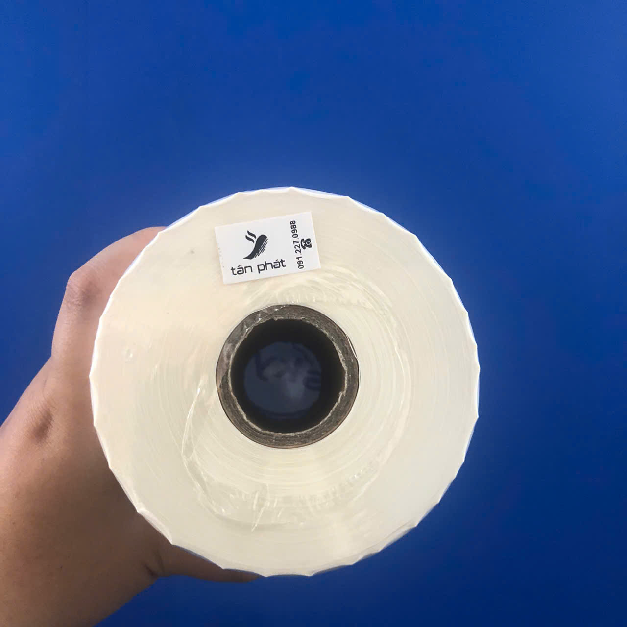 Giấy in mã vạch PVC 1 tem 85x45x50M, bo góc ảnh 2