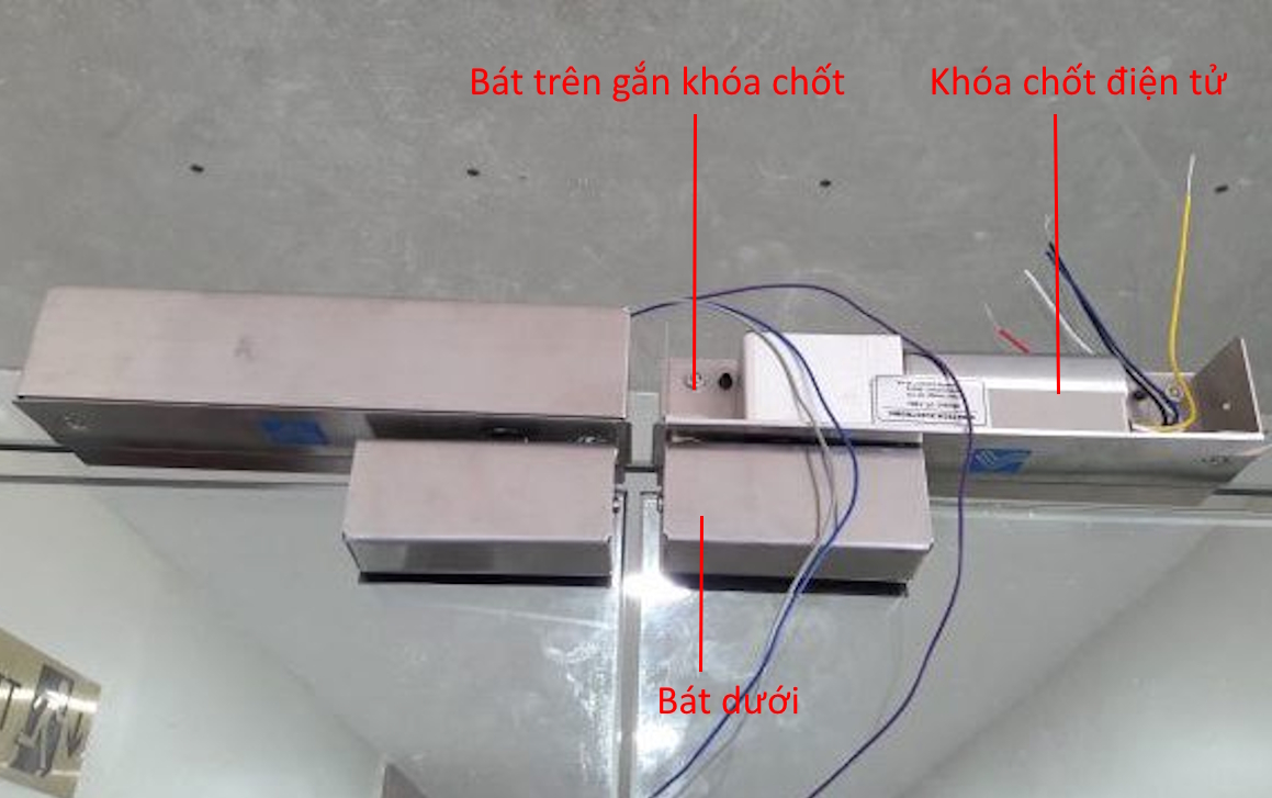 h&igrave;nh ảnh thực tế lắp kh&oacute;a chốt điện tử