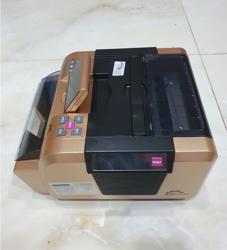 m&aacute;y đếm tiền Silicon MC-2900 b&ecirc;n cạnh