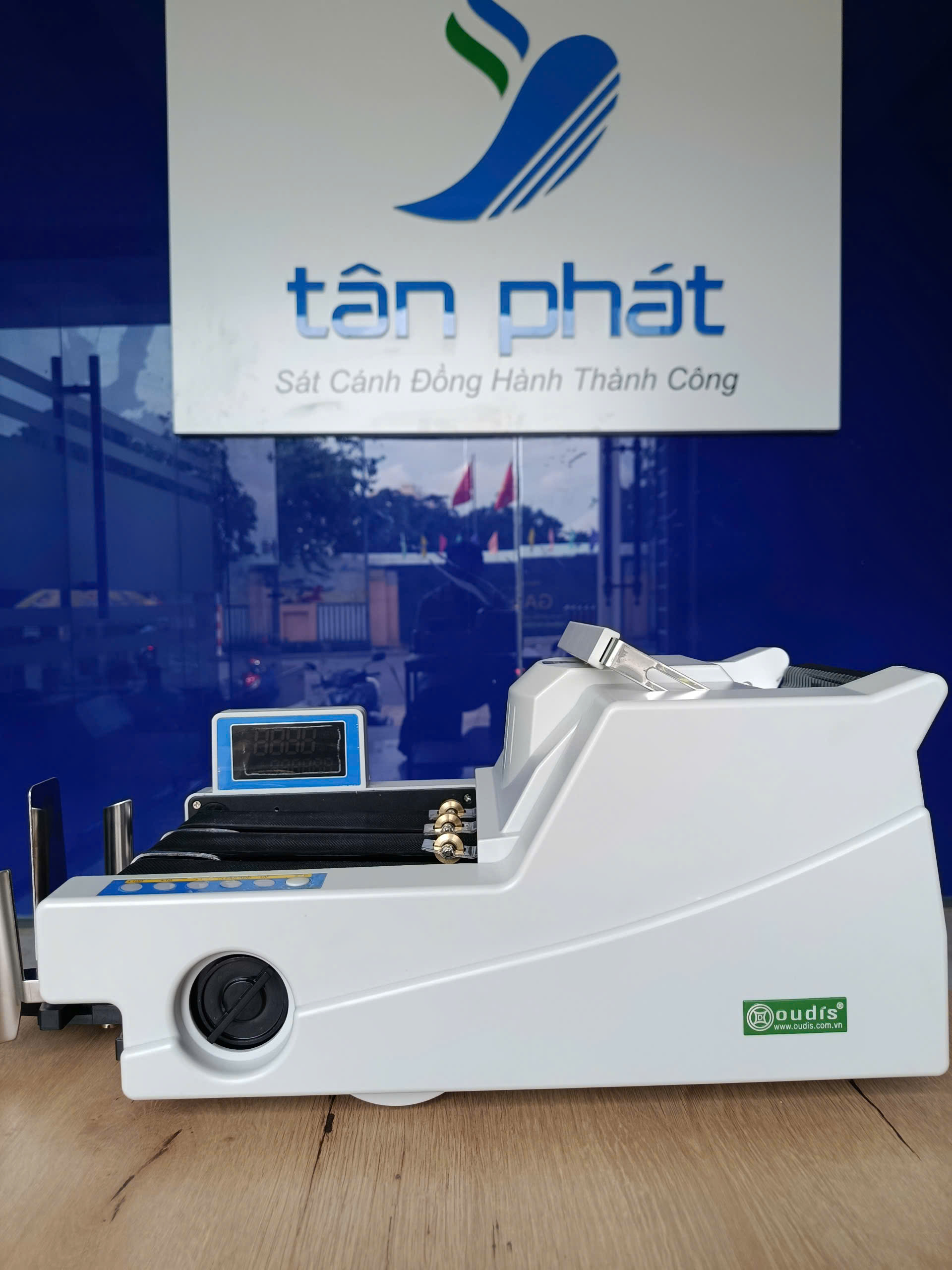 m&aacute;y đếm tiền Oudis 9339A b&acirc;n cạnh
