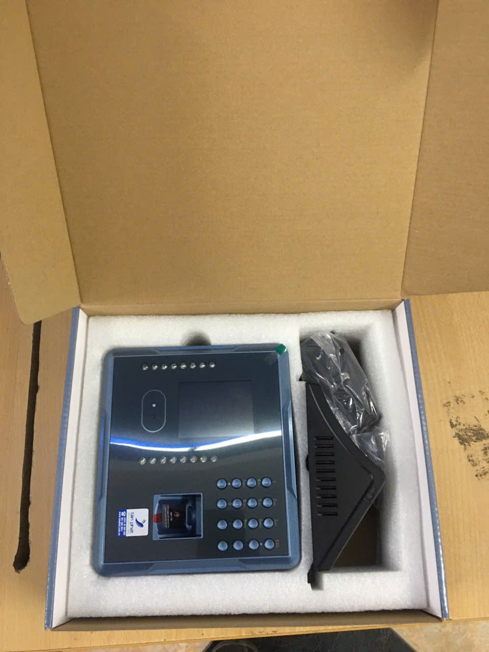 M&aacute;y chấm c&ocirc;ng ZK Teco MB160 mở hộp