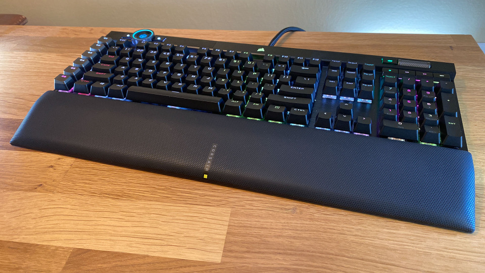 Review bàn phím Corsair K100 RGB chơi game 'xịn' xò