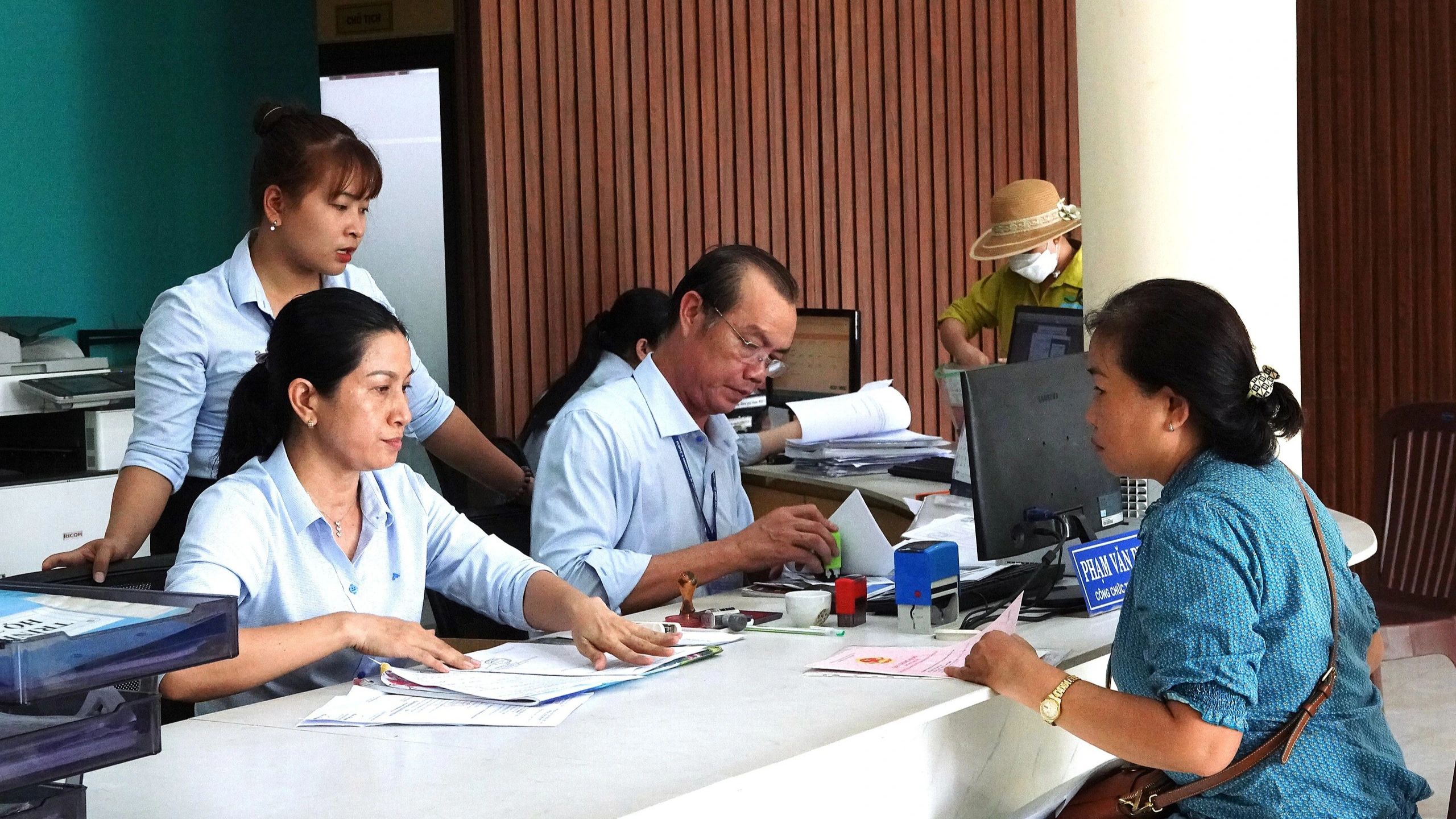 TP.HCM siết lại bộ máy, điều chỉnh chính sách đãi ngộ cán bộ